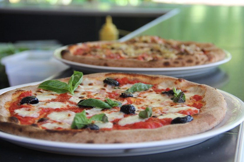 Préparer une pizza napolitaine : ingrédients-clés et conseils pratiques