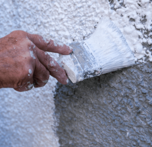 Peindre un mur en crépi : conseils et astuces